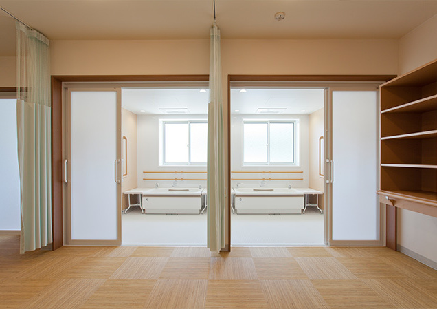 2つの居室が見える廊下。木製の床と明るい採光が特徴。
